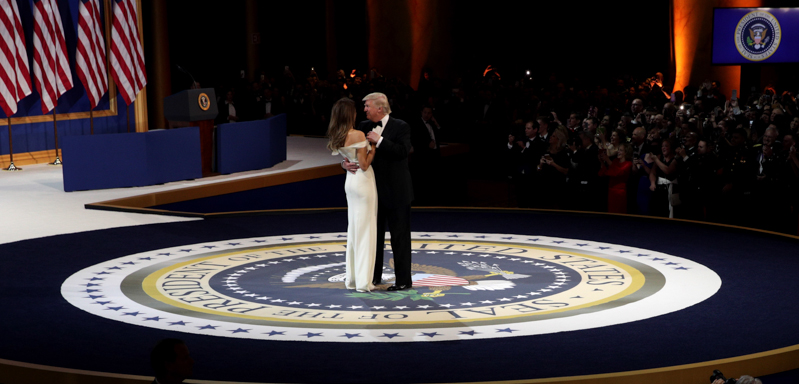 Donald Trump e Melania ballano durante il A Salute To Our Armed Services Inaugural Ball al National Building Museum. (Alex Wong/Getty Images)