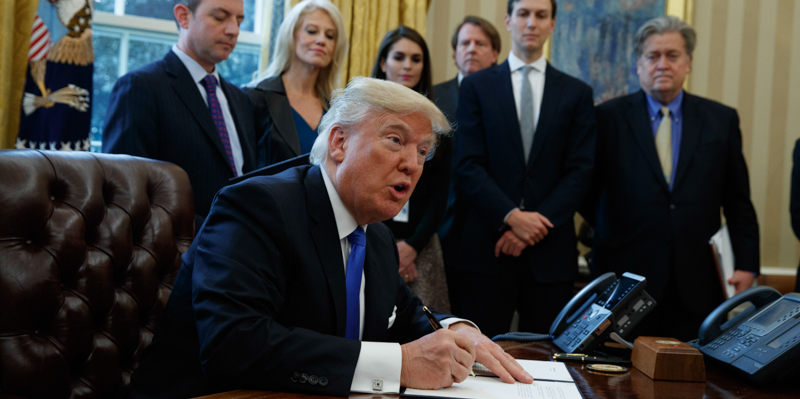 Il presidente degli Stati Uniti Donald Trump firma gli ordini esecutivi sul Dakota Access e sul Keystone XL nello Studio Ovale. (AP Photo/Evan Vucci)