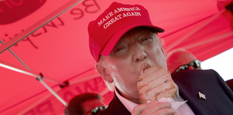 Donald Trump mangia una bistecca di maiale alla Iowa State Fair, durante la campagna elettorale. (Win McNamee/Getty Images)
