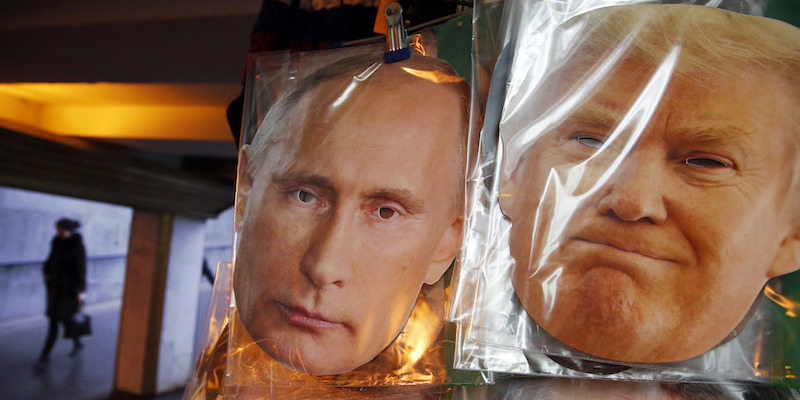 Maschere con i volti di Vladimir Putin e di Donald Trump in un negozio di souvenir a San Pietroburgo, in Russia, il 23 dicembre 2016 (AP Photo/Dmitri Lovetsky)