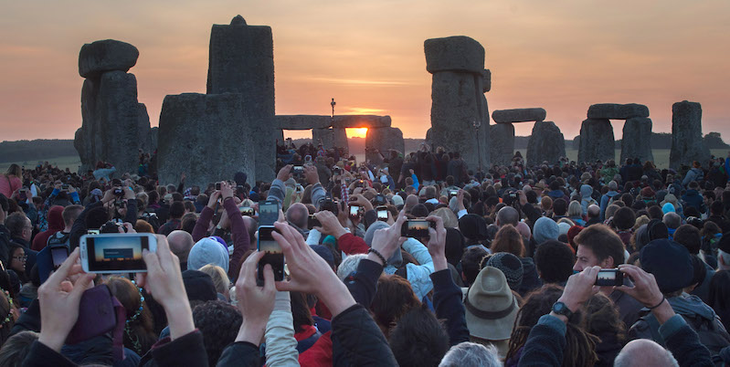 Alcune persone assistono alle celebrazioni per il solstizio d'estate a Stonehenge, nella contea di Wiltshire del Regno Unito (Tim Ireland/Getty Images)