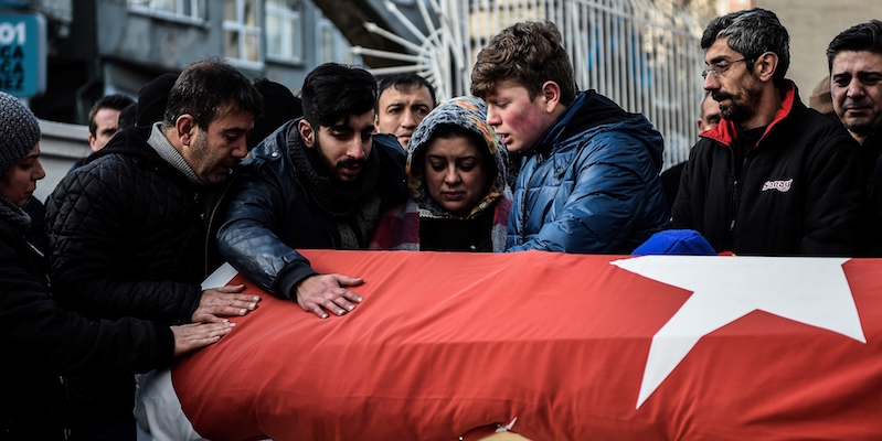I parenti di una persona uccisa nell'attentato di Istanbul (OZAN KOSE/AFP/Getty Images)