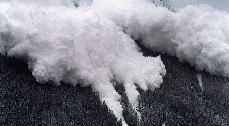 Una valanga a Evolène, in Svizzera, nel 1999 (FABRICE COFFRINI/AFP/Getty Images)