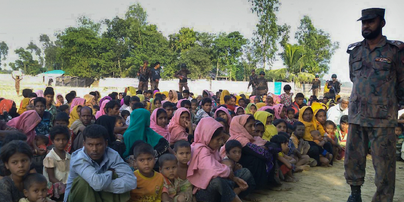 Un gruppo di rohingya fermati dall'esercito mentre cercavano di attraversare il confine e arrivare in Bangladesh, il 25 dicembre 2016 (Photo credit should read STR/AFP/Getty Images)