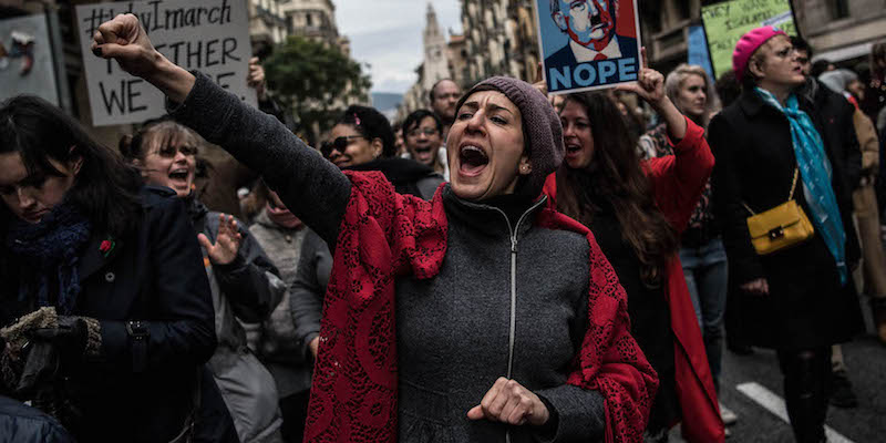 Manifestanti della Women's March contro Trump di Barcellona, in Spagna, il 21 gennaio 2017 (David Ramos/Getty Images)