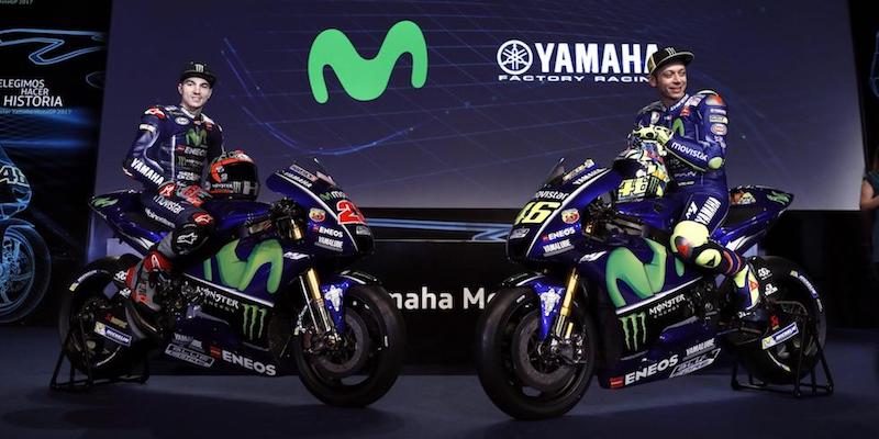 I piloti Maverick Viñales e Valentino Rossi alla presentazione delle nuove Yamaha di MotoGP (EPA/EMILIO NARANJO)