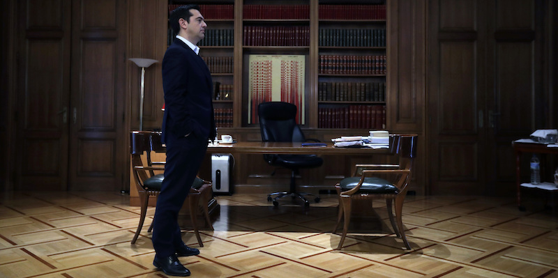 Alexis Tsipras, primo ministro della Grecia, prima di un appuntamento con il commissario europeo Pierre Moscovici. (AP Photo/Thanassis Stavrakis)