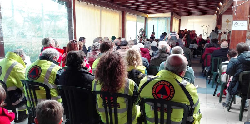 La Messa di Natale tra gli sfollati all'Holiday di Porto Sant'Elpidio, 25 dicembre 2016 (ANSA)