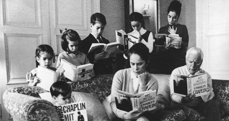 Charlie Chaplin e la sua famiglia leggono copie della sua autobiografia nella loro casa, nel 1964
(Daily Express/Archive Photos/Getty Images)