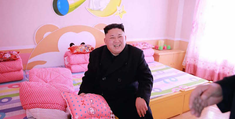 Il dittatore della Corea del Nord Kim Jong-un visita l'orfanotrofio di Pyongyang appena inaugurato. La foto, non datata, è stata diffusa oggi dall'agenzia di stato nordcoreana KCNA
(STR/AFP/Getty Images)