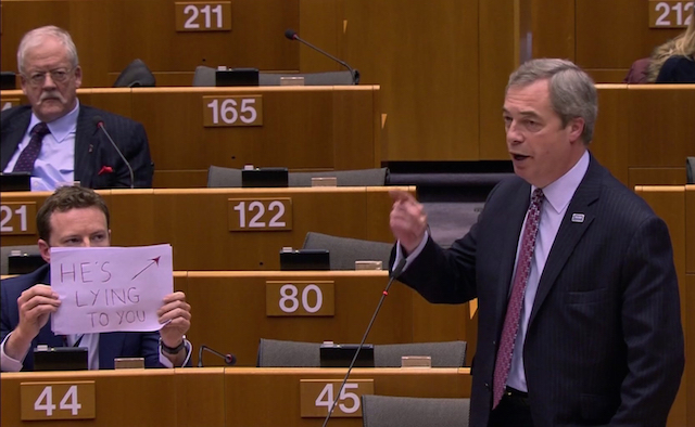 Seb Dance e Nigel Farage al Parlamento Europeo a Bruxelles, 1 febbraio 2017
(AP Photo)