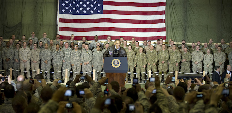 Barack Obama parla ai soldati nella base aerea di Bagram, in Afghanistan, nel 2010. (JIM WATSON/AFP/Getty Images)