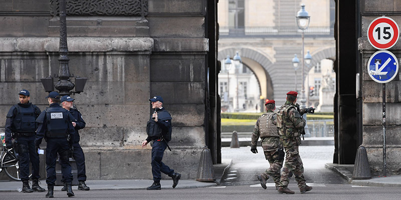 Militari nella zona del Louvre, 3 febbraio 2017 (ALAIN JOCARD/AFP/Getty Images)