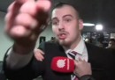 Il video di un giornalista malmenato per aver fatto una domanda a Marine Le Pen