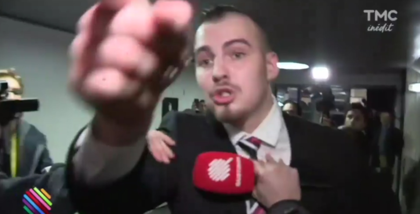 Il video di un giornalista malmenato per aver fatto una domanda a Marine Le Pen