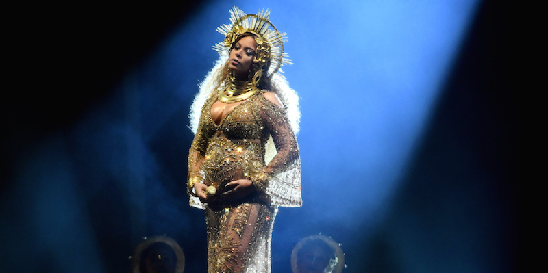 L'esibizione di Beyoncé ai Grammy, allo Staples Center di Los Angeles, 12 febbraio 2017
(Kevork Djansezian/Getty Images)