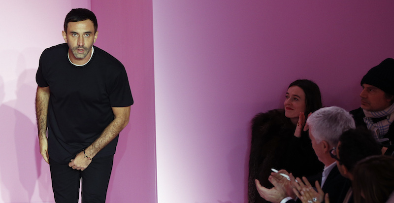 Ricardo Tisci applaudito dopo la sfilata della collezione maschile autunno/inverno 2016/2017 per Givenchy, alla Settimana della moda di Parigi, 22 gennaio 2016 
(FRANCOIS GUILLOT/AFP/Getty Images)