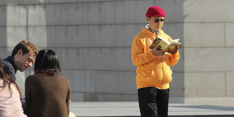 Una fotografia del dicembre 2013 in cui si vede il miliardario cinese Xiao Jianhua, mentre legge un libro a Hong Kong; Xiao è stato visto per l'ultima volta il 27 gennaio 2017 (AP Photo/Next Magazine)