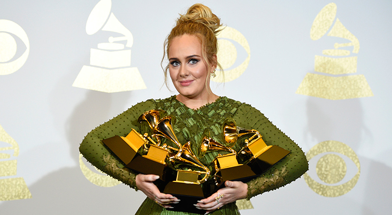 Adele mostra i Grammy vinti quest'anno (Chris Pizzello/Invision/AP)