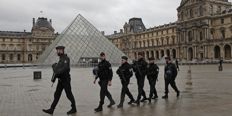 Poliziotti francesi nella Cour Napoléon del Museo del Louvre, a Parigi, il 3 febbraio 2017 (AP Photo/Christophe Ena)
