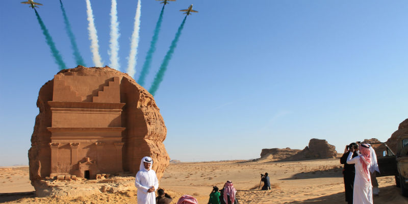 Dei turisti sauditi assistono a un'esibizione aerea a Mada'in Saleh, sito patrimonio dell'UNESCO, il 31 gennaio 2017 (Bloomberg/Vivian Nereim)