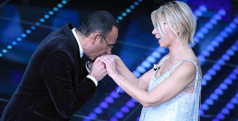 Carlo Conti e Maria De Filippi martedì 7 febbraio a Sanremo 
(ANSA/CLAUDIO ONORATI)