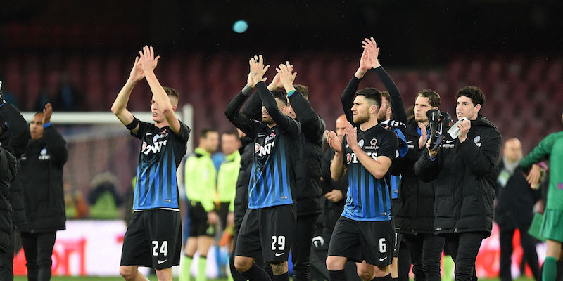 I giocatori dell'Atalanta salutano i tifosi dopo la vittoria contro il Napoli (Francesco Pecoraro/Getty Images)