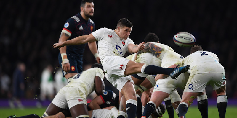 Ben Youngs dell'Inghilterra mentre calcia il pallone nella partita contro la Francia (Shaun Botterill/Getty Images)