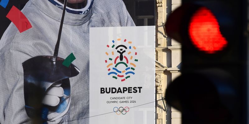 Un cartellone che promuove le Olimpiadi del 2024 nel centro di Budapest (ATTILA KISBENEDEK/AFP/Getty Images)