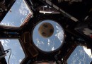 C'è un pallone da calcio in orbita intorno alla Terra, e ha una storia