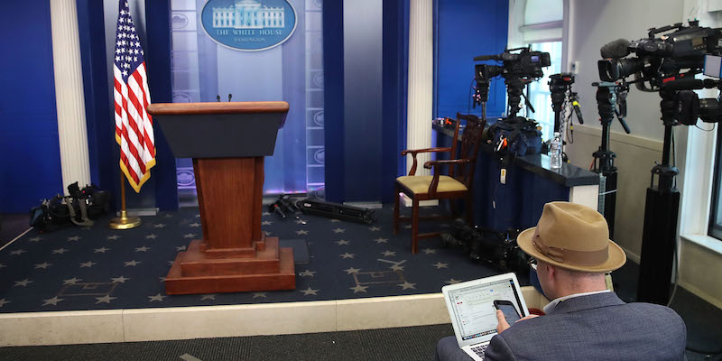 Il giornalista del New York Times Glenn Thrush lavora nella stanza James S. Brady, lo spazio della Casa Bianca dedicato alle conferenze stampa, dopo che il portavoce dell'amministrazione Trump Sean Spicer lo ha escluso dall'incontro ristretto con i media del 24 febbraio 2017 (Mark Wilson/Getty Images)