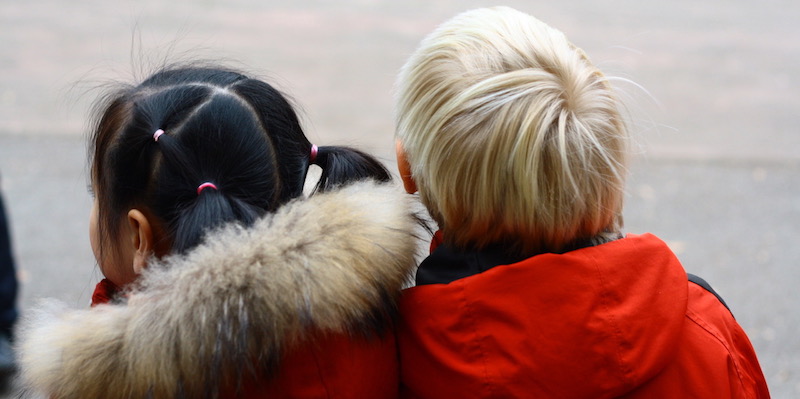 Due bambini della scuola elementare di via Giusti, a Milano 
(foto Marina Petrillo)