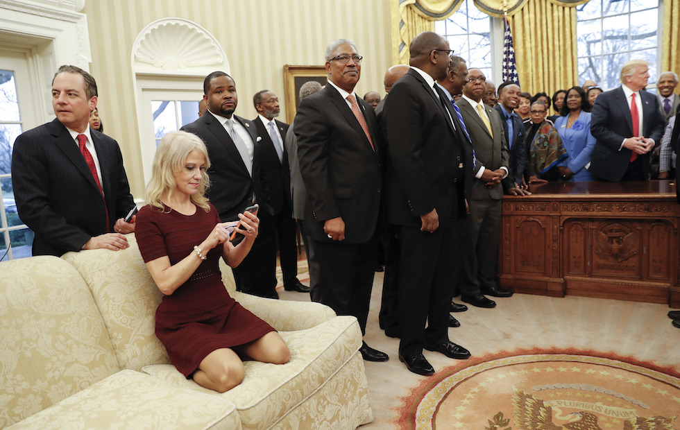 Kellyanne Conway seduta sul divano dello Studio Ovale della Casa Bianca durante un incontro tra il presidente Donald Trump e il leader dell'Historically Black Colleges and Universities (HBCU). (AP Photo/Pablo Martinez Monsivais)