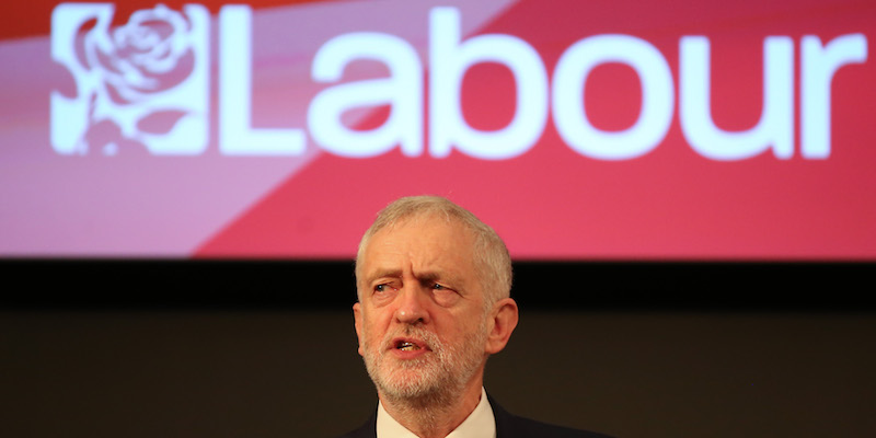 Jeremy Corbyn durante un discorso sulla posizione del Partito Laburista riguardo l'uscita del Regno Unito dall'Unione Europea, il 24 febbraio 2017 (DANIEL LEAL-OLIVAS/AFP/Getty Images)