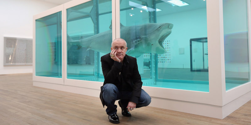 Damien Hirst in posa davanti a "The Physical Impossibility of Death in the Mind of Someone Living", il 2 aprile 2012 (Oli Scarff/Getty Images))