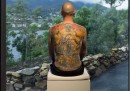 L'uomo che ha venduto il proprio tatuaggio sulla schiena