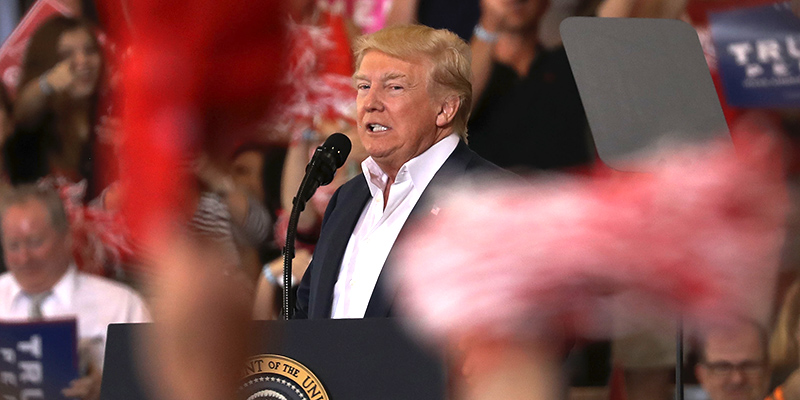 Il presidente degli Stati Uniti, Donald Trump, durante il suo comizio a Melbourne, Florida, il 18 febbraio 2017 (Joe Raedle/Getty Images)