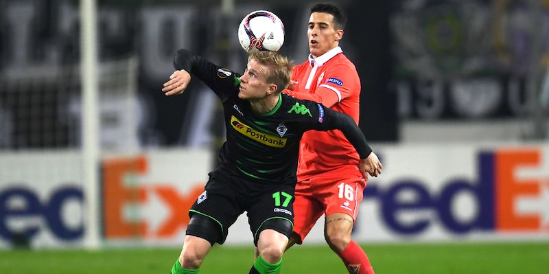 Oscar Wendt e Carlos Salcedo nella partita di andata (PATRIK STOLLARZ/AFP/Getty Images)