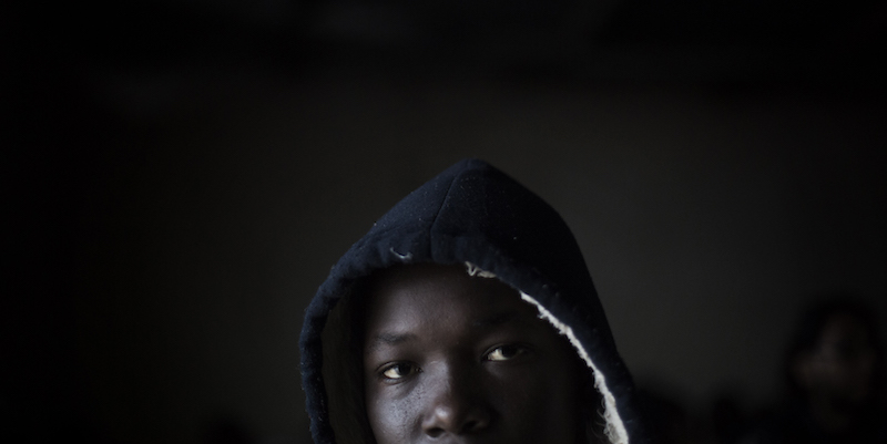 Un migrante in un centro di detenzione vicino a Tripoli, in Libia (AP Photo/Manu Brabo)