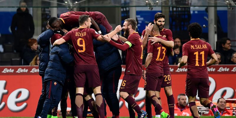 I giocatori della Roma dopo il secondo gol di Nainggolan (MIGUEL MEDINA/AFP/Getty Images)