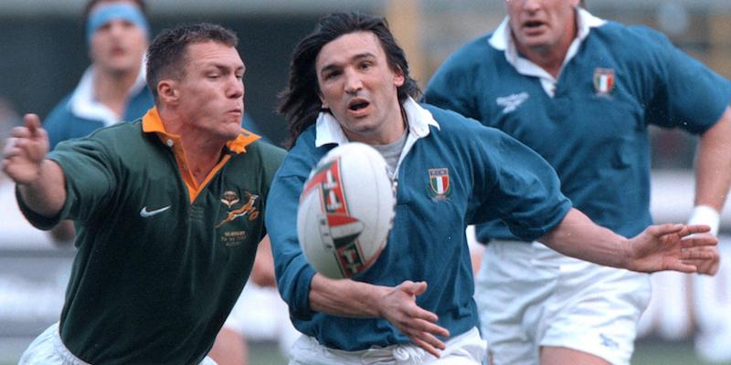 Ivan Francescato contrastato da Gary Teichmann, capitano del Sudafrica, in una partita del 1997 (GIORGIO BENVENUTI/ANSA)