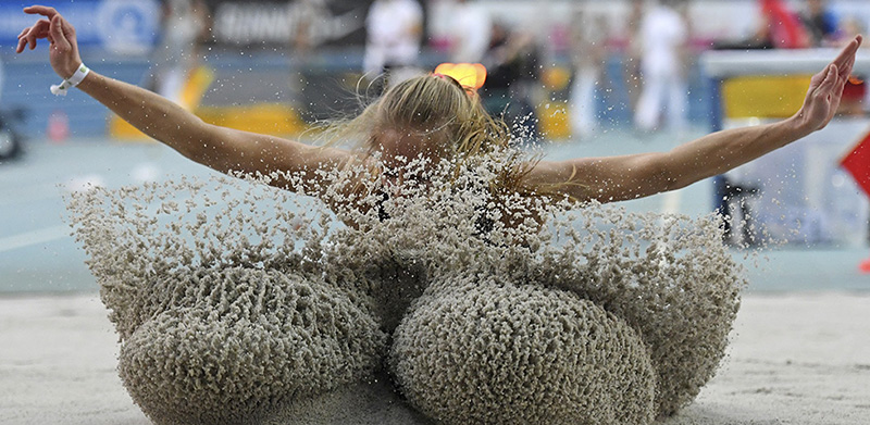 La saltatrice in lungo tedesca Luisa Bodem durante i campionati indoor di Lipsia (Hendrik Schmidt/dpa via AP)