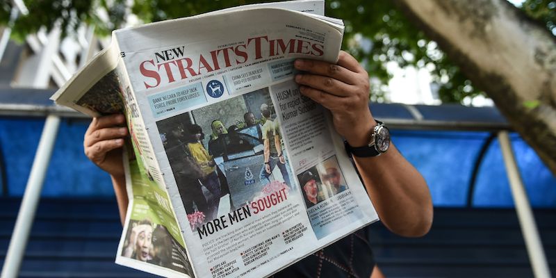 Un giornale malesiano con le indagini sull'omicidio di Kim Jong-nam in prima pagina, il 17 febbraio 2016, a Kuala Lumpur (MOHD RASFAN/AFP/Getty Images)