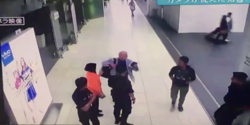 Un frame dei video di sorveglianza dell'aeroporto di Kuala Lumpur in cui si vede Kim Jong-nam chiedere aiuto dopo essere stato aggredito da due donne (Guardian/Fuji TV)