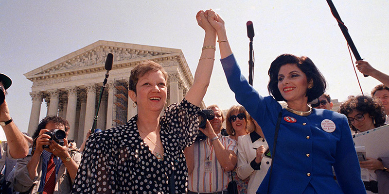 Norma McCorvey il 26 aprile 1989 e il suo avvocato Gloria Allred davanti la Corte Suprema degli Stati Uniti a Washington. (AP Photo/J. Scott Applewhite, File)