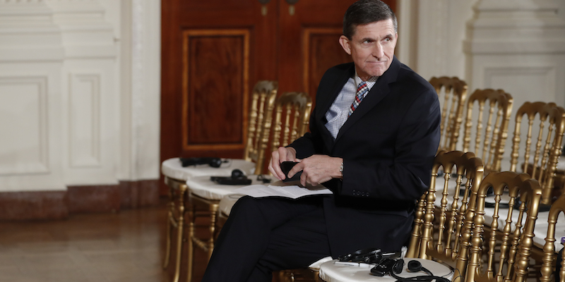 Il consigliere per la sicurezza nazionale dell'amministrazione Trump Michael Flynn prima dell'incontro tra Trump e il primo ministro giapponese Shinzo Abe, il 10 febbraio 2017, alla Casa Bianca (AP Photo/Carolyn Kaster)