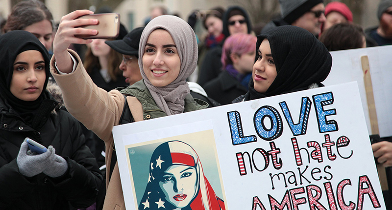 Una manifestazione contro il "muslim ban" a Kalamazoo, Michigan, Stati Uniti (Jake Green/Kalamazoo Gazette-MLive Media Group via AP)