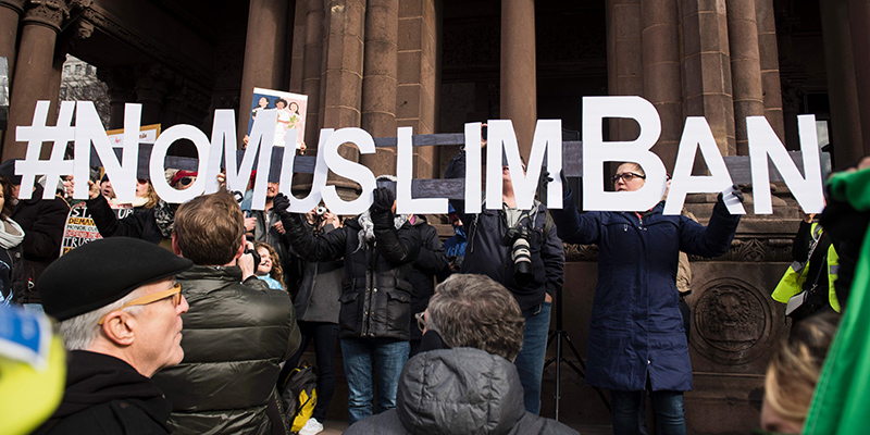 Una manifestazione contro il "muslim ban" organizzata a fine gennaio a Boston, Massachusetts, Stati Uniti (RYAN MCBRIDE/AFP/Getty Images)