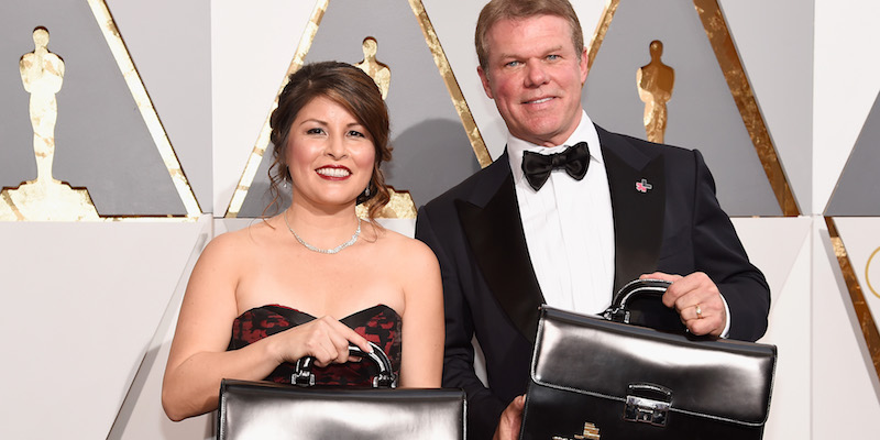 Martha Ruiz e Brian Cullinan, nel 2016, con le valigette che contengono i nomi dei vincitori degli Oscar (Kevork Djansezian/Getty Images)