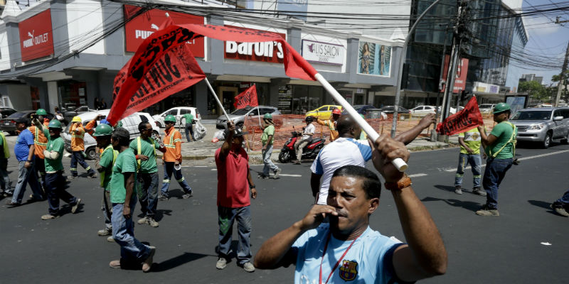 Uno sciopero sindacale contro la corruzione a Panama City, il 10 febbraio 2017 (AP Photo/Arnulfo Franco)